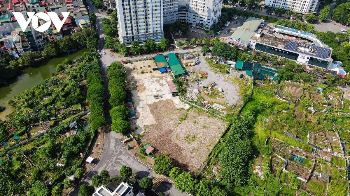 Lô đất F4/TH2 nằm tại phố Bùi Quốc Khái có diện tích 1,1ha được quy hoạch trở thành trường tiểu học nhưng để quây tôn kín mít nhiều năm nay. Ảnh VOV