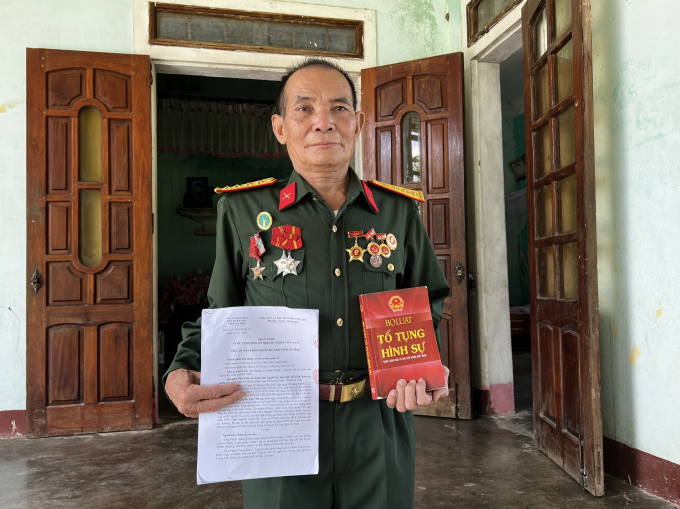 Ông Nguyễn Tiến Vít, bố của đẻ của Nguyễn Văn Thoan trên hành trình kêu oan cho con.
