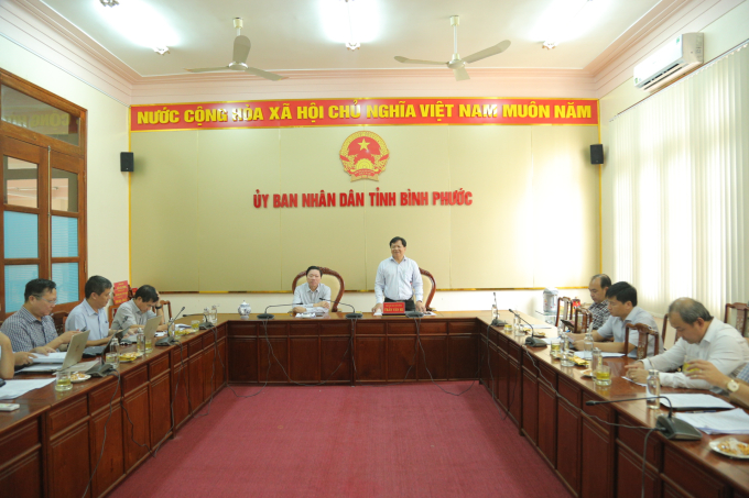 Phó Chủ tịch UBND tỉnh Bình Phước Trần Văn Mi chủ trì buổi họp. Ảnh: BBP