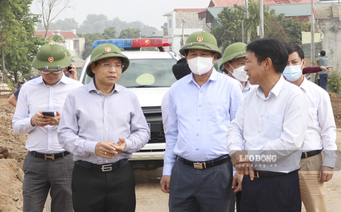 Ông Nguyễn Văn Thắng và lãnh đạo tỉnh Điện Biên kiểm tra tiến độ các dự án trọng điểm. Ảnh: LĐ
