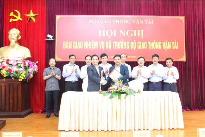 nguyên Bộ trưởng Bộ GTVT Nguyễn Văn Thể  và tân Bộ trưởng Bộ GTVT Nguyễn Văn Thắng ký biên bản bàn giao nhiệm vụ