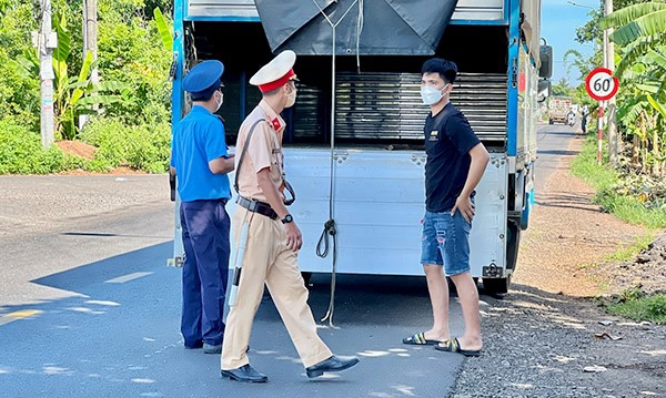 Lực lượng Cảnh sát giao thông và Thanh tra giao thông kiểm tra phương tiện tham gia giao thông trên đường tỉnh 762 (huyện Thống Nhất).