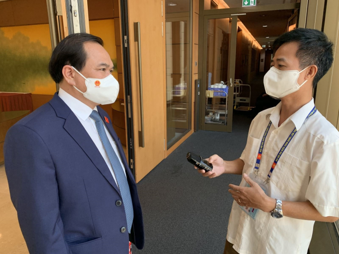 PGS-TS Nguyễn Công Hoàng - Giám đốc Bệnh viện Trung ương Thái Nguyên, Đoàn ĐBQH tỉnh Thái Nguyên (bên trái) - trao đổi với PV tại hành lang QH. Ảnh: PV