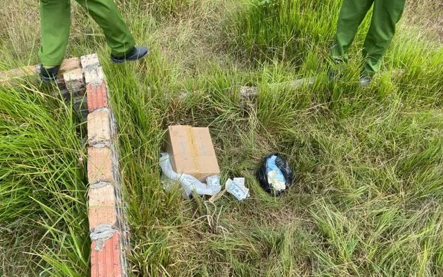 Bắc Giang: Thi thể bé gái sơ sinh bị bỏ trong thùng giấy ở nghĩa trang