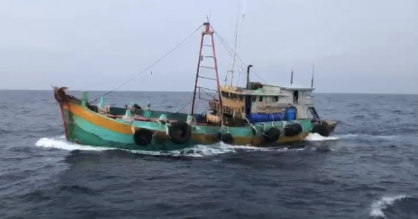 Bắt giữ hai tàu cá vận chuyển 100.000 lít dầu DO không rõ nguồn gốc trên biển Côn Đảo