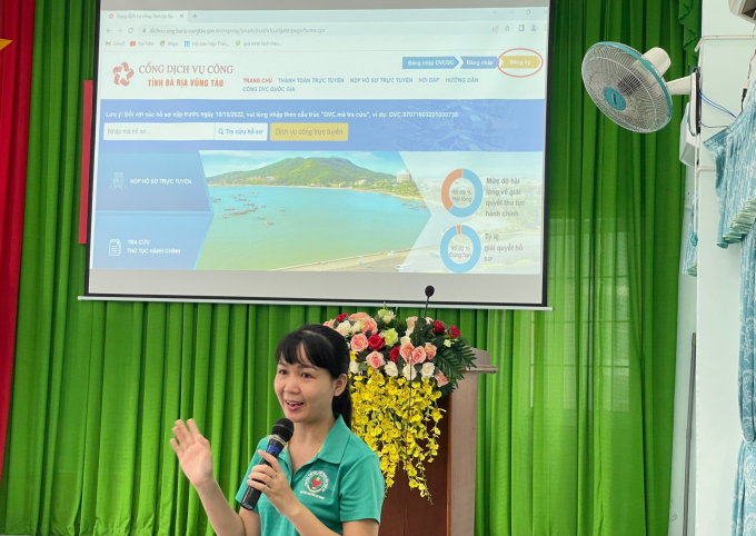 Bà Lê Thị Nguyệt, cán bộ phường Nguyễn An Ninh hướng dẫn người dân và doanh nghiệp nộp hồ sơ trên cổng dịch vụ công trực tuyến.