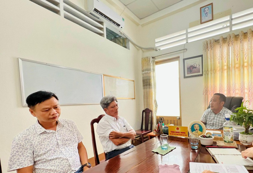 Ông Trần Quốc Hưng, Phó Chủ tịch UBND phường An Thới và hai cán bộ địa chính phường tại buổi làm việc với phóng viên báo Pháp luật Việt Nam.
