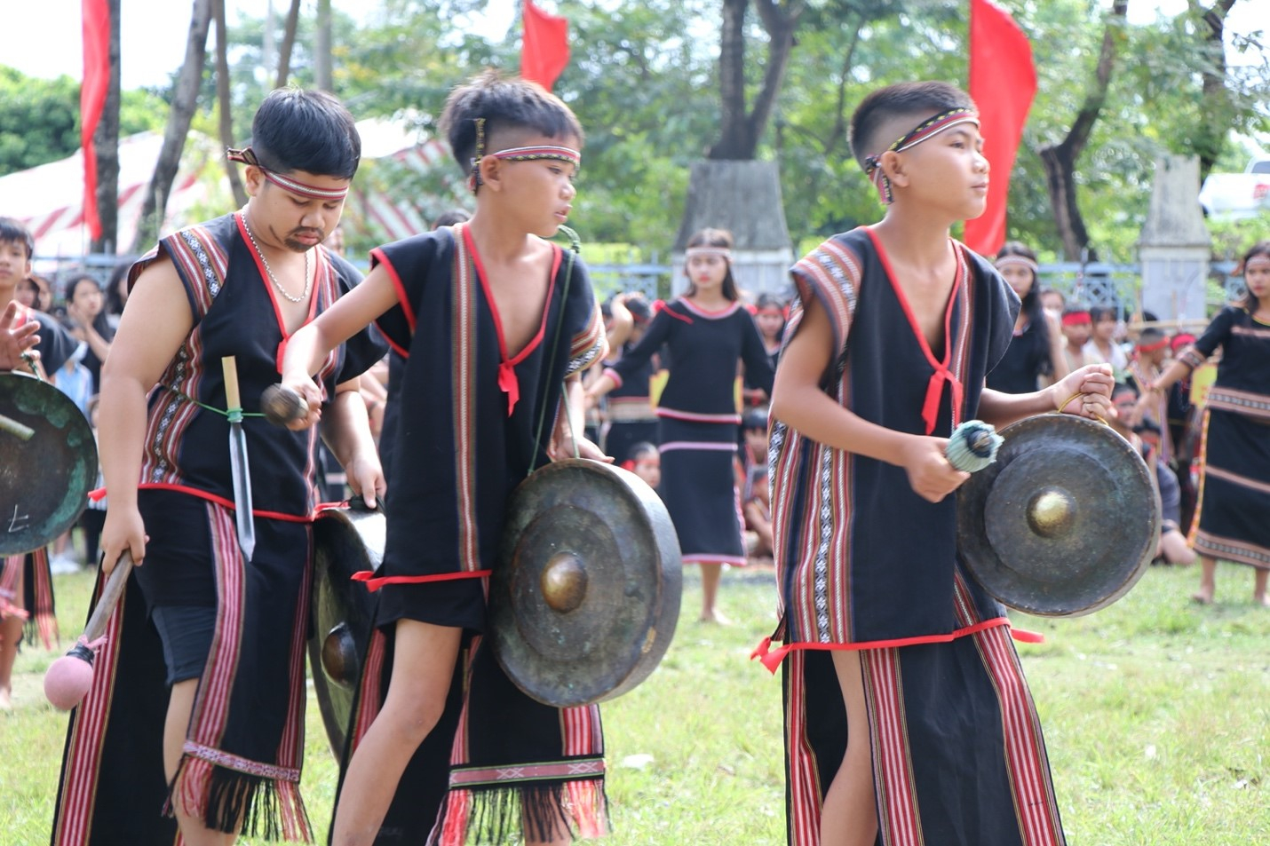 Hơn 1.000 em học sinh tham gia các hoạt động trong liên hoan Cồng chiêng, múa xoang và thi trang phục dân tộc thiểu trên toàn địa bàn thành phố Kon Tum 2022.