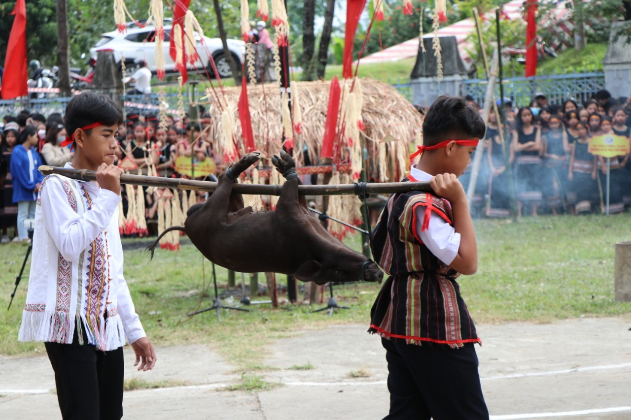 Màn tái hiện các lễ hội truyền thống của học sinh thành phố Kon Tum.