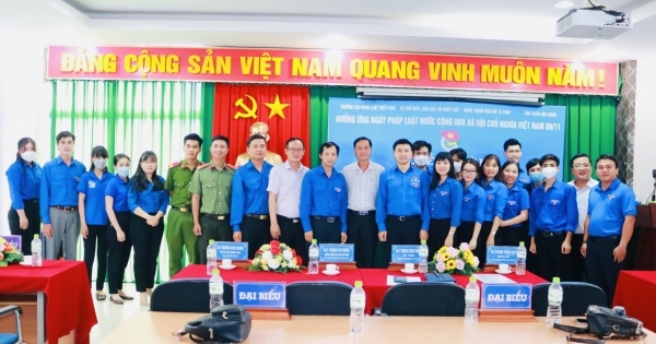 Đoàn thanh niên Bộ Tư pháp hưởng ứng Ngày Pháp luật Việt Nam tại Hậu Giang