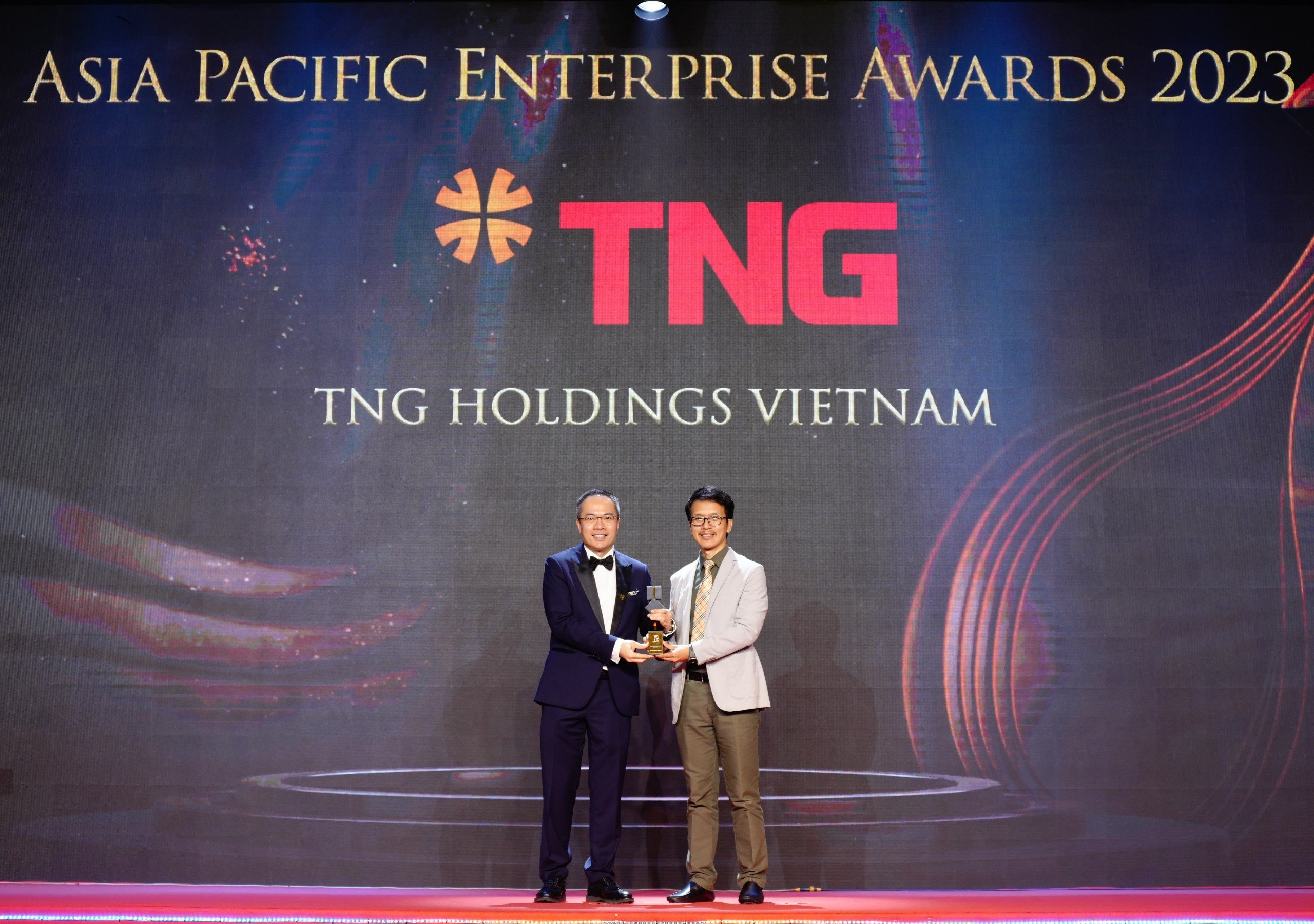 Ông Trần Tuấn Việt – đại diện TNG Holdings Vietnam nhận giải thưởng “Doanh nghiệp xuất sắc châu Á”.