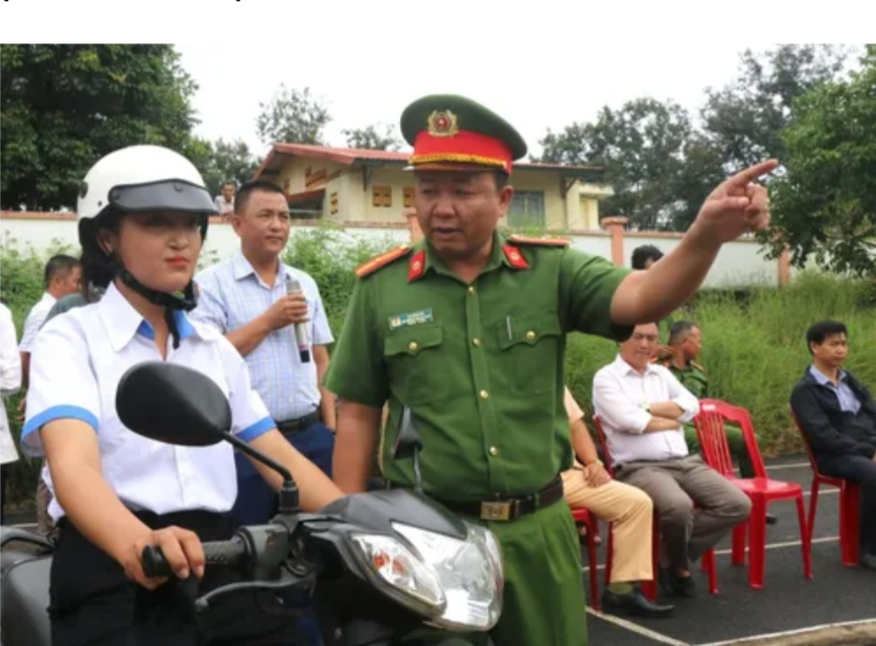 Thiếu tá Lê Đình Đô- Phó trưởng Công an Thị xã Buôn Hồ đang hướng dẫn cho các em học sinh cách lái xe an toàn. Ảnh. Ngọc Hùng