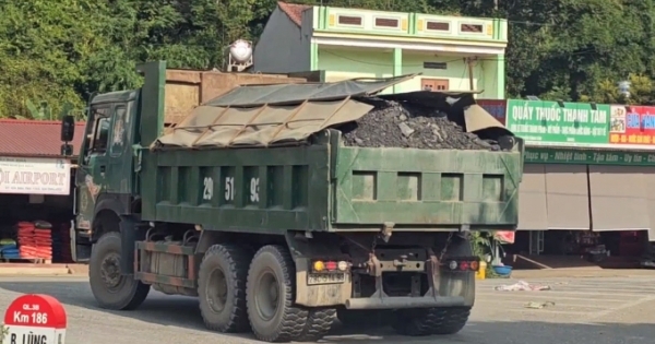 Bắc Kạn: Đoàn xe chở quặng chì kẽm có dấu hiệu quá tải ngang nhiên chạy trên quốc lộ