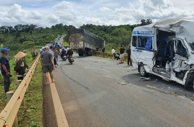 Video: Khoảnh khắc ghi lại vụ tai nạn khiến nhiều người thương vong ở Đắk Lắk