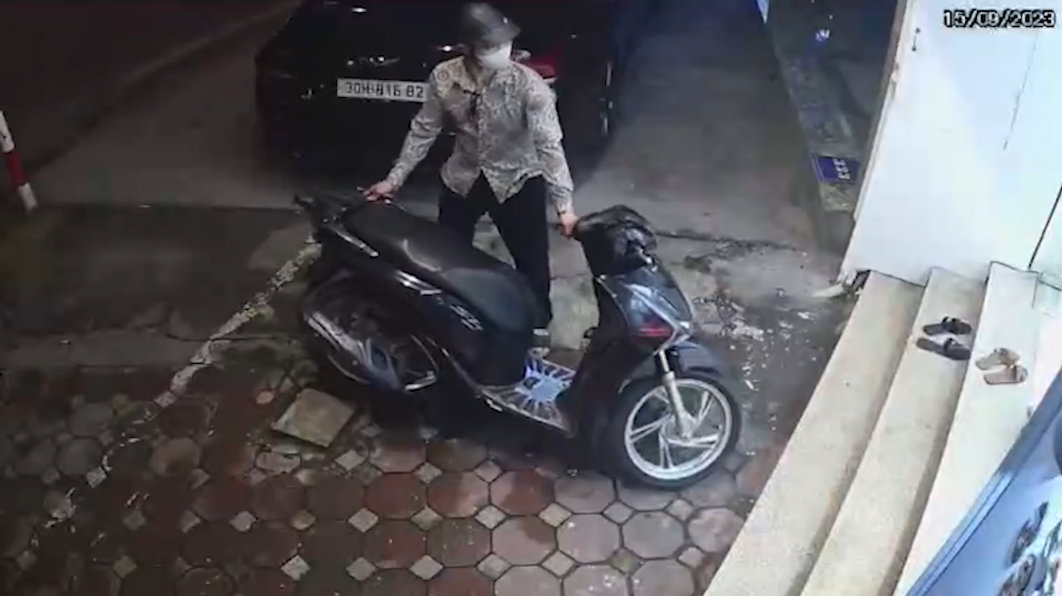Hình ảnh đối tượng đeo khẩu trang, đội mũ bảo hiểm ăn trộm xe máy tại cửa hàng số 335, phố Kim Mã vào ngày 15/9.