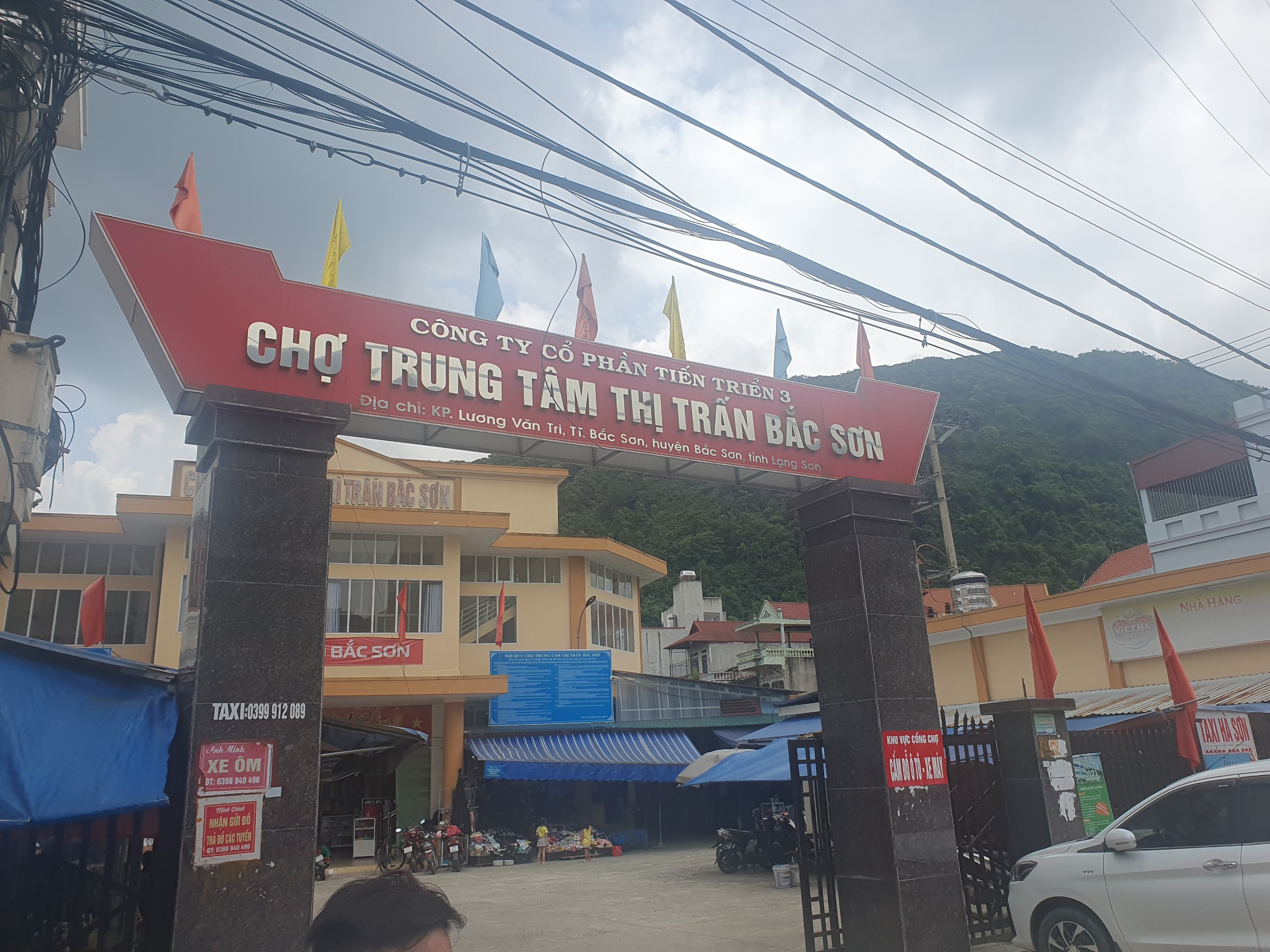 Chợ Trung tâm thị trấn Bắc Sơn thuộc huyện Bắc Sơn, tỉnh Lạng Sơn do Công ty CP Tiến Triển 3 làm chủ đầu tư.