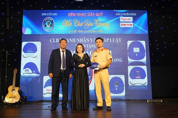 Ban tổ chức trao tặng 100 mũ bảo hiểm cho phòng CSGT công an tỉnh Bà Rịa Vũng Tàu