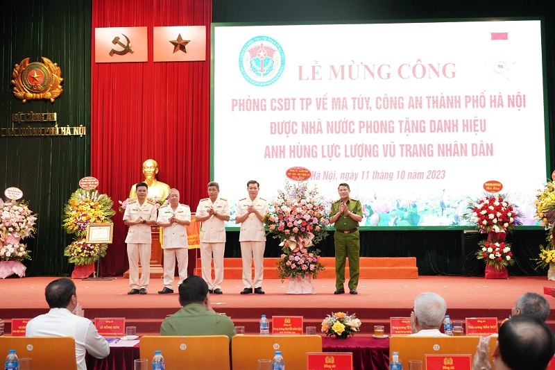 Trung tướng Nguyễn Văn Viện, Cục Trưởng Cục Cảnh sát điều tra tội phạm về ma tuý, tặng hoa chúc mừng