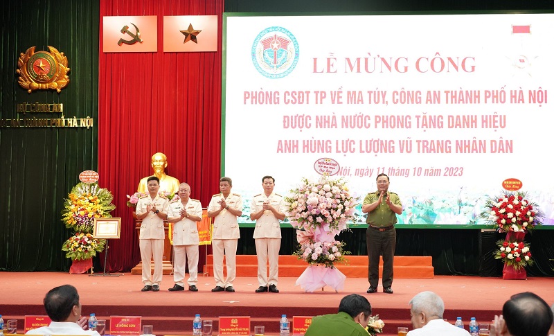 Trung tướng Nguyễn Hải Trung, Giám đốc CATP, tặng hoa chúc mừng