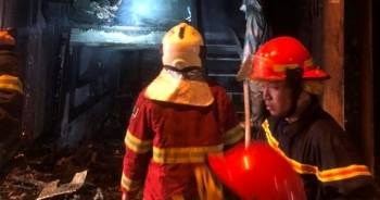 Giải cứu nhiều người mắc kẹt trong đám cháy lúc nửa đêm ở Hà Nội