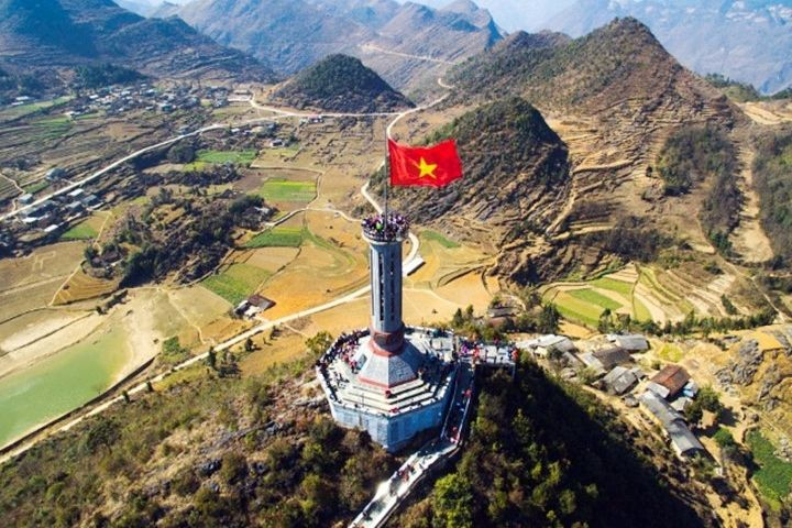 Vùng Chiến khu Việt Bắc có nhiều cảnh quan hùng vĩ, di sản thiên nhiên, di tích lịch sử.