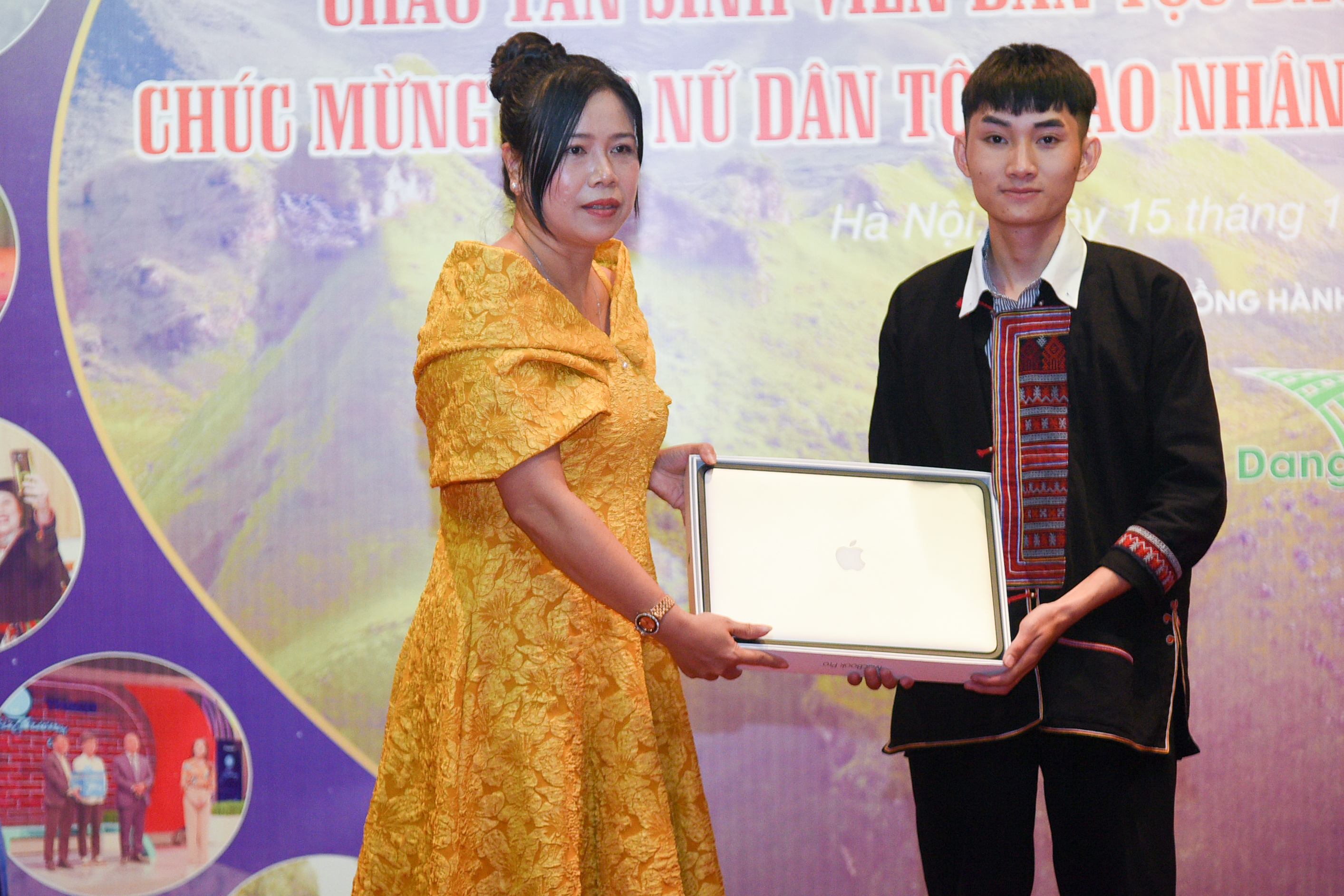 Bà Bàn Quỳnh Giao trao tặng một chiếc máy tính mới cho em sinh viên người Dao.