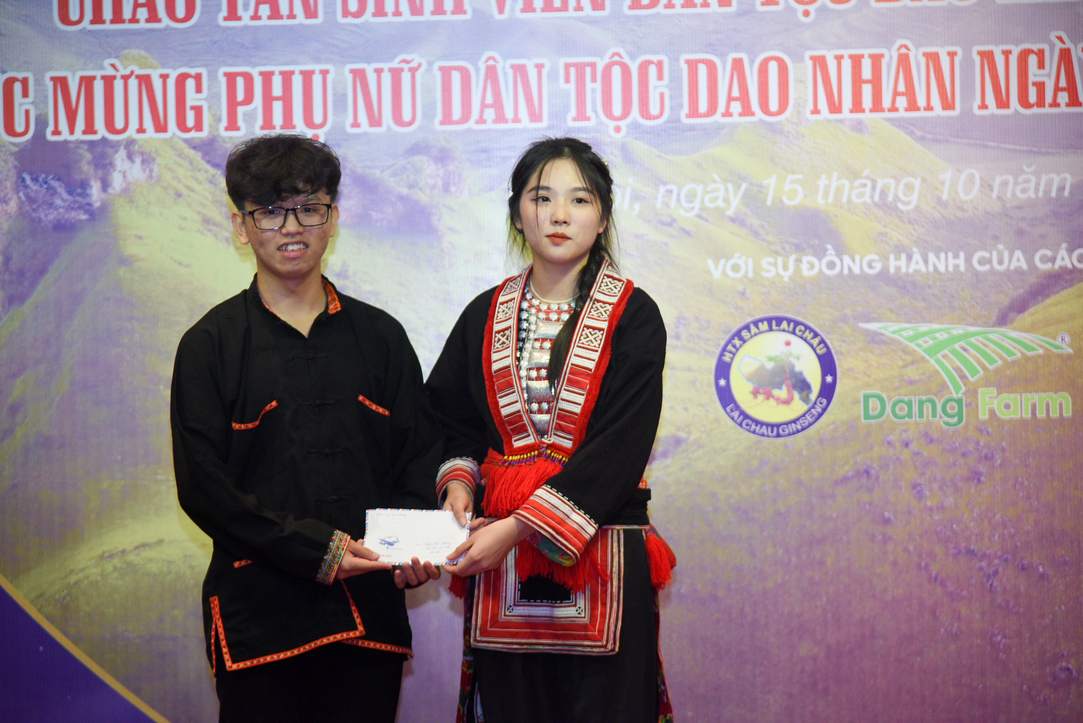 Chàng trai Lý Hữu Hoàng, sinh viên năm 2 trường Đại học Sư phạm Hà Nội xúc động khi chia sẻ về những sự giúp đỡ của các mạnh thường quân và nhóm “Người Dao Việt Nam – Kết nối từ bản sắc”.