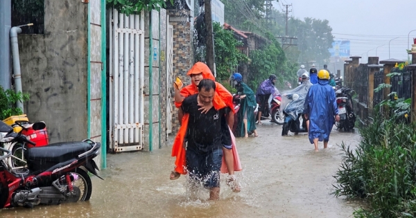 Chùm ảnh - Các tỉnh miền Trung bị ảnh hưởng nặng nề bởi mưa lũ