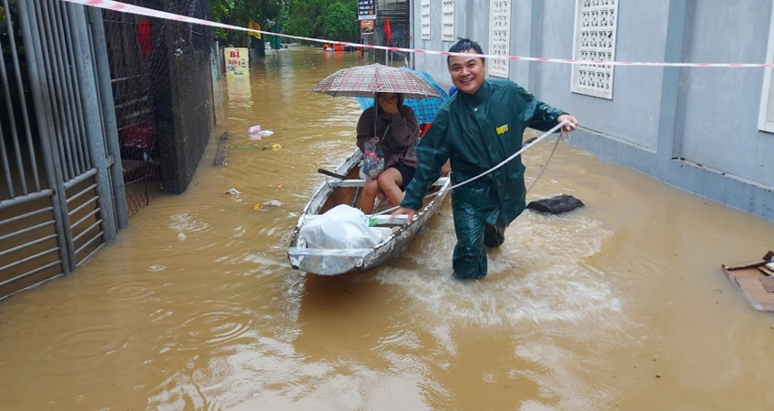 Di dời người dân ở Xóm Gióng, phường An Tây đến khu vực an toàn . Ảnh Báo Thừa Thiên Huế