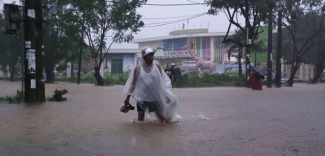 Người dân sinh sống tại khu vực Trà Na (phường Hòa Khánh Nam, quận Liên Chiểu, TP Đà Nẵng) nhắc nhở một số xe máy không nên đi vào khu vực ngập sâu. Ảnh: T.D