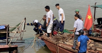 Hà Nội: Xà lan va chạm tàu cá trên sông Hồng, 1 người mất tích