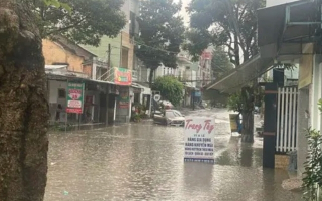 Mưa lớn kéo dài khiến nhiều nơi ở TP Kon Tum ngập sâu