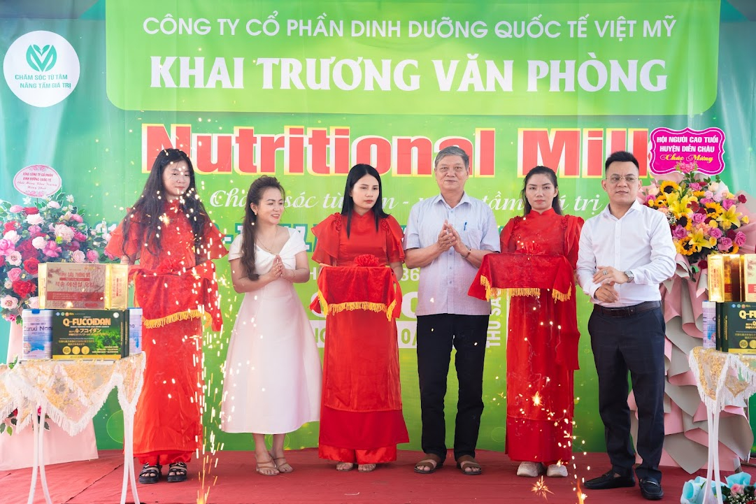 Ông Lê Văn Thi, Chủ tịch Hội người cao tuổi huyện Diễn Châu cùng ban lãnh đạo công ty cắt bằng khai trương văn phòng đại diện.