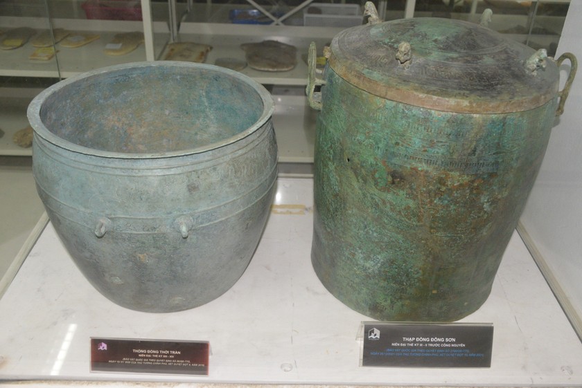 Thống đồng thời Trần và Thạp đồng Đông Sơn được cất giữ tại kho của Bảo tàng Quảng Ninh. Ảnh: Quang Hà