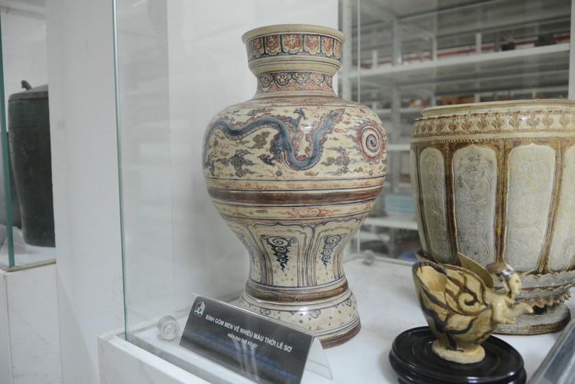Bình gốm men vẽ nhiều màu thời Lê sơ, có niên đại thế kỷ 15. Ảnh Quang Hà