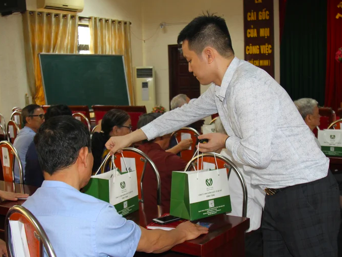 Công ty CP Dinh dưỡng Quốc tế Việt Mỹ tặng sữa cho các đại biểu tham gia chương trình