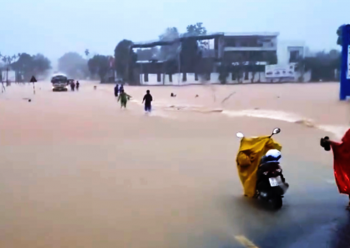 Hà Tĩnh: Mưa lớn khiến đường Hồ Chí Minh ngập sâu, nhiều phương tiện vẫn liều mình vượt qua dòng nước lũ