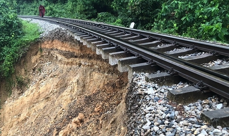 Tuyến đường sắt Bắc - Nam qua thôn Liên Châu, xã Đức Liên, huyện Vũ Quang bị sạt lở nặng khiến các chuyến tàu không thể lưu thông. Ảnh Báo Hà Tĩnh