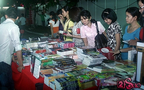Nạn buôn bán sách lậu tại Hà Nội ngày càng công khai