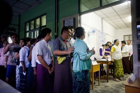 Người d&acirc;n Myanmar xếp h&agrave;ng bỏ phiếu tại th&agrave;nh phố Yangon. (Ảnh: AFP)