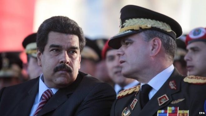 Bộ trưởng Quốc ph&ograve;ng Venezuela Vladimir Padino (phải) v&agrave; Tổng thống Nicolas Maduro (Ảnh: BBC)