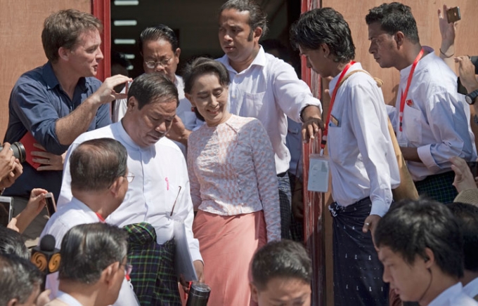 &nbsp;B&agrave; Aung San Suu Kyi rời khỏi trụ sở của Li&ecirc;n đo&agrave;n. (Ảnh: AFP)