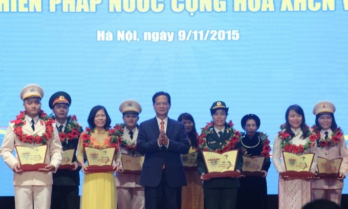 Thủ tướng Nguyễn Tấn Dũng trao giải đặc biệt v&agrave; chụp ảnh lưu niệm c&ugrave;ng c&aacute;c thi sinh.