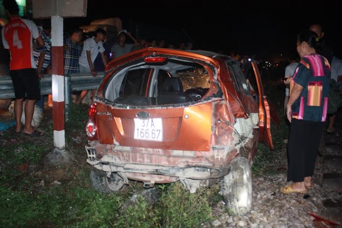 Chiếc xe 4 chỗ hư hỏng nặng sau vụ tai nạn