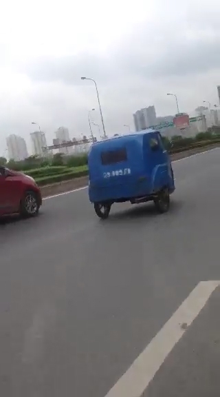Xe chế tr&ecirc;n đường Đại lộ Thăng Long - Trần Duy Hưng