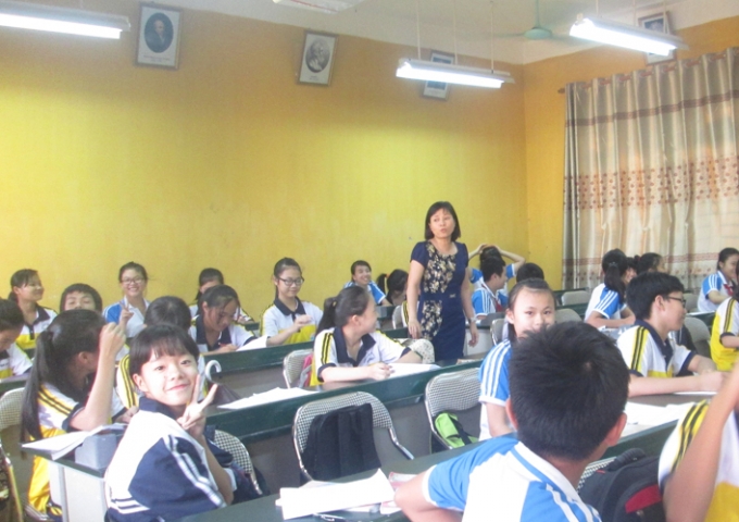 C&ocirc; L&ecirc; Thị Tuyết Mai đang truyền đạt kiến thức lịch sử cho học sinh ( Lớp 8A1 trường THCS Tam Điệp)