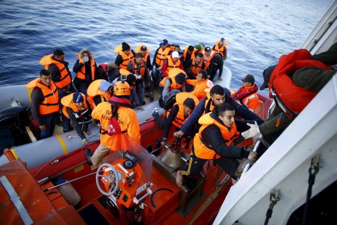 Cảnh s&aacute;t biển Thổ Nhĩ Kỳ giải cứu người tị nạn tr&ecirc;n biển. (Ảnh: Reuters)