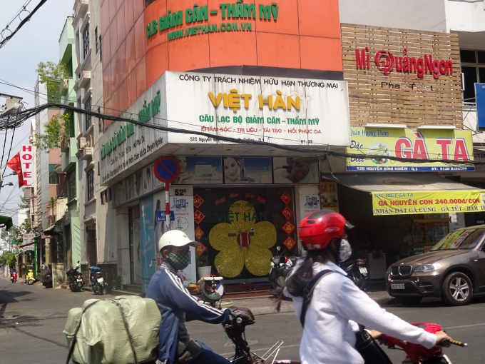 Bảng hiệu tại 52c Nguyễn Bỉnh Khi&ecirc;m. Ảnh chụp trước ng&agrave;y 28/05/2015.