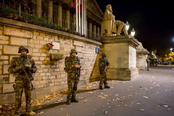 Lực lượng cảnh s&aacute;t Ph&aacute;p đang được huy động bảo vệ tr&ecirc;n nhiều tuyến phố Paris