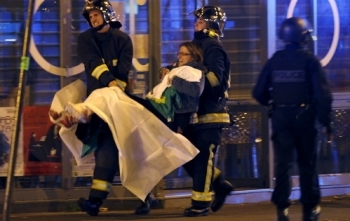 Vụ tấn công khủng bố tại Paris, hơn 120 người thiệt mạng